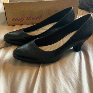 Easy Street black crocodile pumps 8 1/2 W
